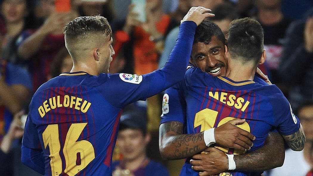 Paulinho celebra un gol del Barça con un efusivo abrazo a Messi y con Deulofeu | EFE