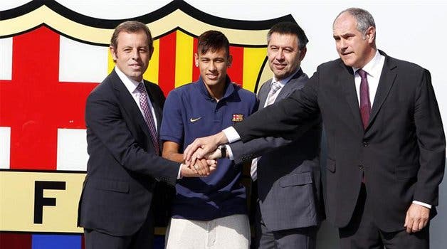 Neymar, con Rosell, Bartomeu y Zubizarreta, durante su presentación como nuevo jugador del Barça en el Camp Nou | EFE