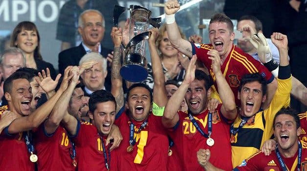 Thiago levanta la copa de campeones de la Euro Sub'21