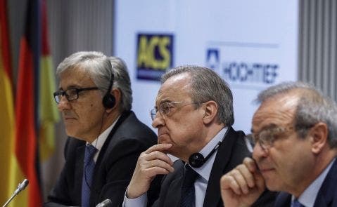 El presidente de ACS, Florentino Pérez (c), el consejero delegado de Atlantia, Giovanni Castelluci (i), y el presidente de Hochtief, Marcelino Fernández Verdes (d). EFE/Emilio Naranjo