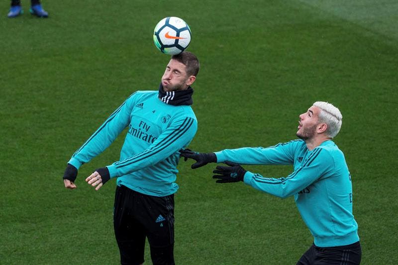 Theo y Ramos disputan un balón en un entrenamiento | EFE
