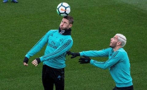 Theo y Ramos disputan un balón en un entrenamiento