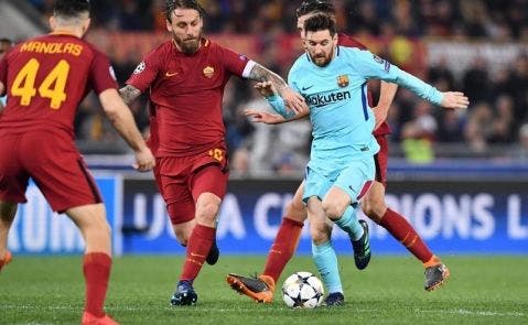Messi trata de salvar a su equipo frente a la Roma / EFE