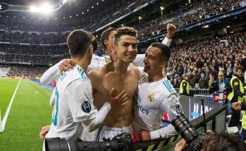 Ronaldo recibe la felicitación de sus compañeros de equipo tras anotar el gol del pase blanco / EFE