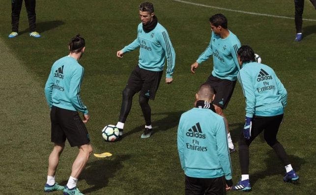 El Real Madrid se divierte en un rondo con Gareth Bale / EFE