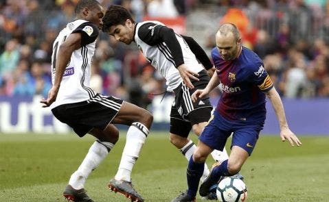 Iniesta regatea a Carlos Soler durante el partido ante el Valencia / EFE