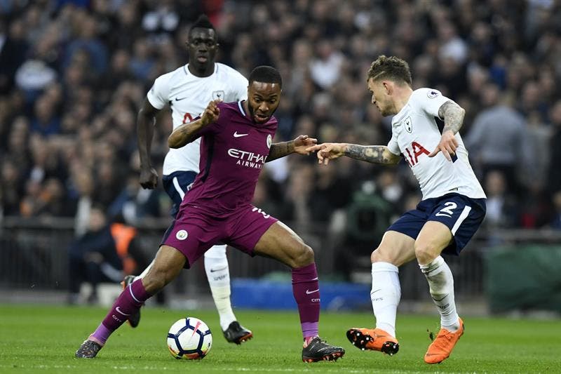 Sterling trata de escapar de la presión del Tottenham / EFE