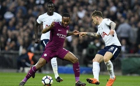 Sterling trata de escapar de la presión del Tottenham / EFE
