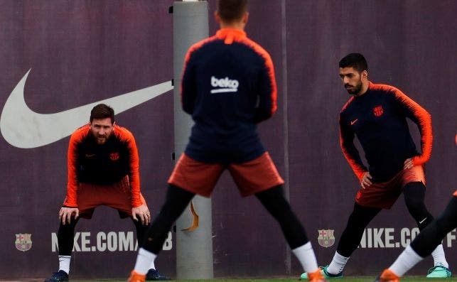 Messi estira junto a Suárez en un entrenamiento del Barça / EFE