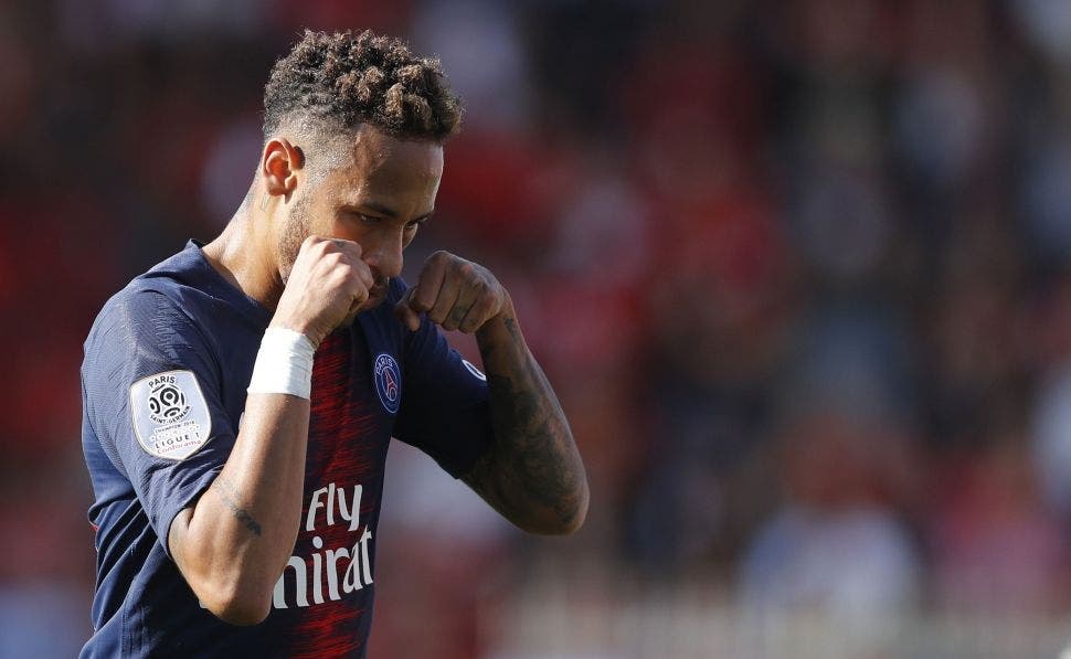 Neymar hace una locura millonaria (y no es en Madrid. Ni en París: Florentino Pérez tiene un problema) | EFE