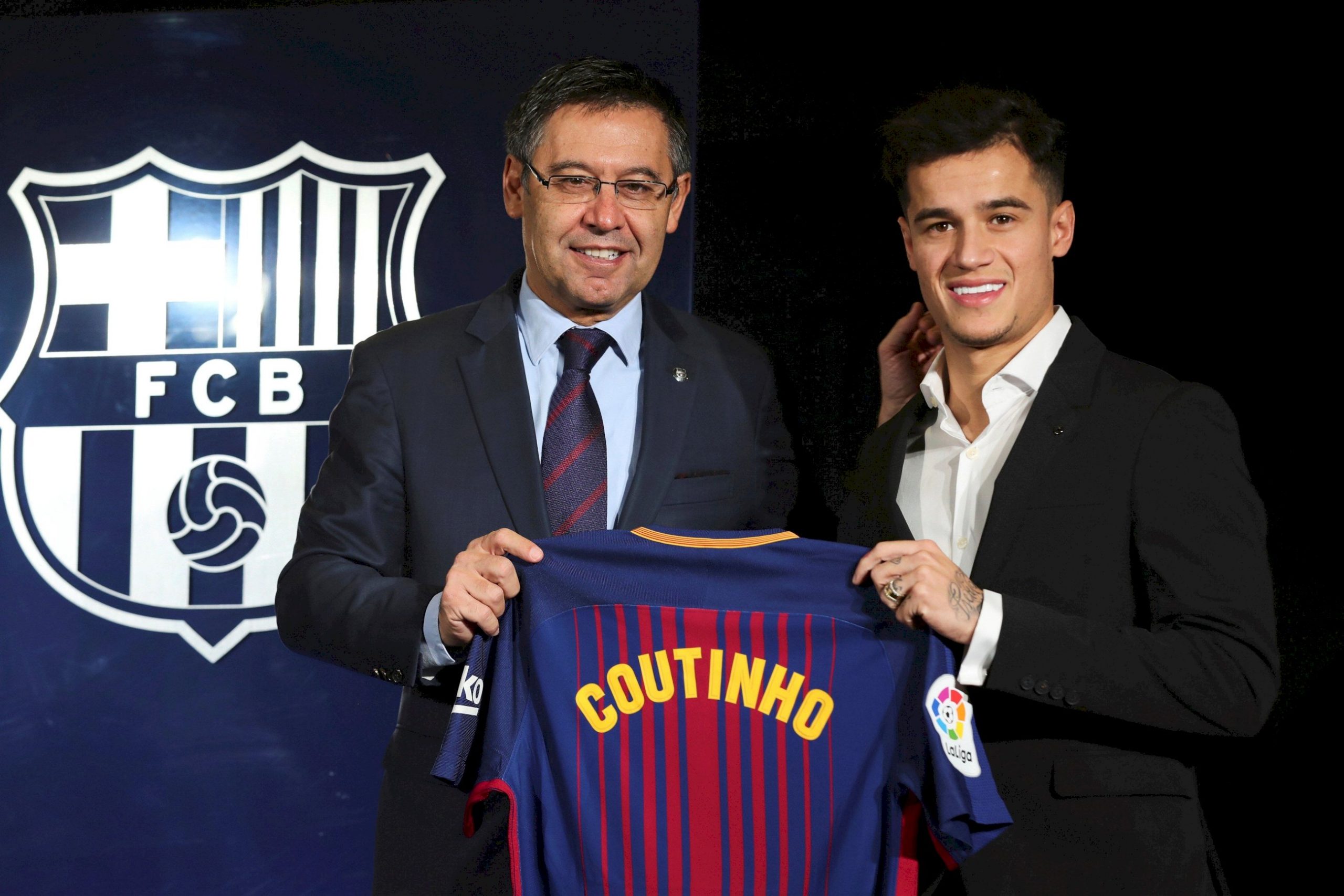 El brasileño Philippe Coutinho, el fichaje más caro de la historia del Barcelona, posa junto al presidente del FC Barcelona, Josep Maria Bartomeu. | EFE