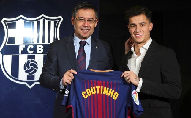 El brasileño Philippe Coutinho, el fichaje más caro de la historia del Barcelona, posa junto al presidente del FC Barcelona, Josep Maria Bartomeu. | EFE