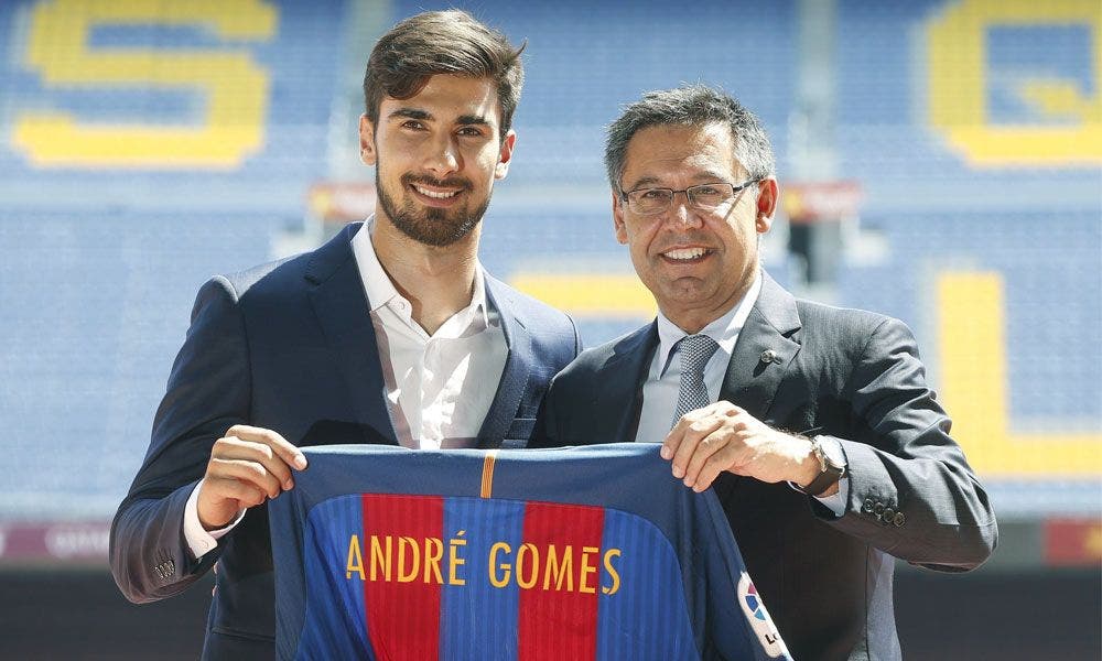 André Gomes durante su presentación como jugador del Barça con Bartomeu | Efe