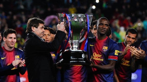 Éric Abidal y Tito Vilanova levantan el título de Liga 2013