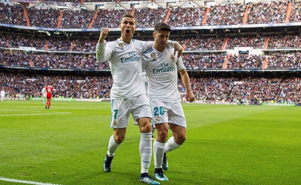 Marco Asensio y Cristiano Ronaldo se abrazan para celebrar un gol del Real Madrid | EFE
