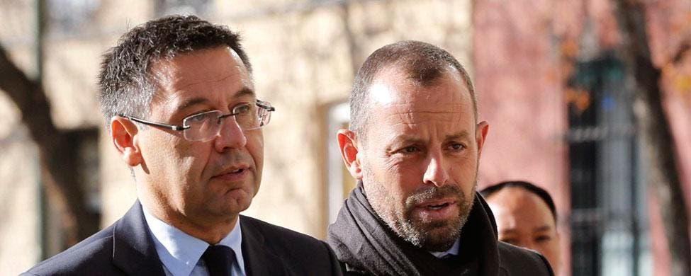Josep María Bartomeu, y su antecesor como presidente del FC Barcelona, Sandro Rosell, tras prestar declaración en la Audiencia Nacional, en febrero. EFE/MARISCAL