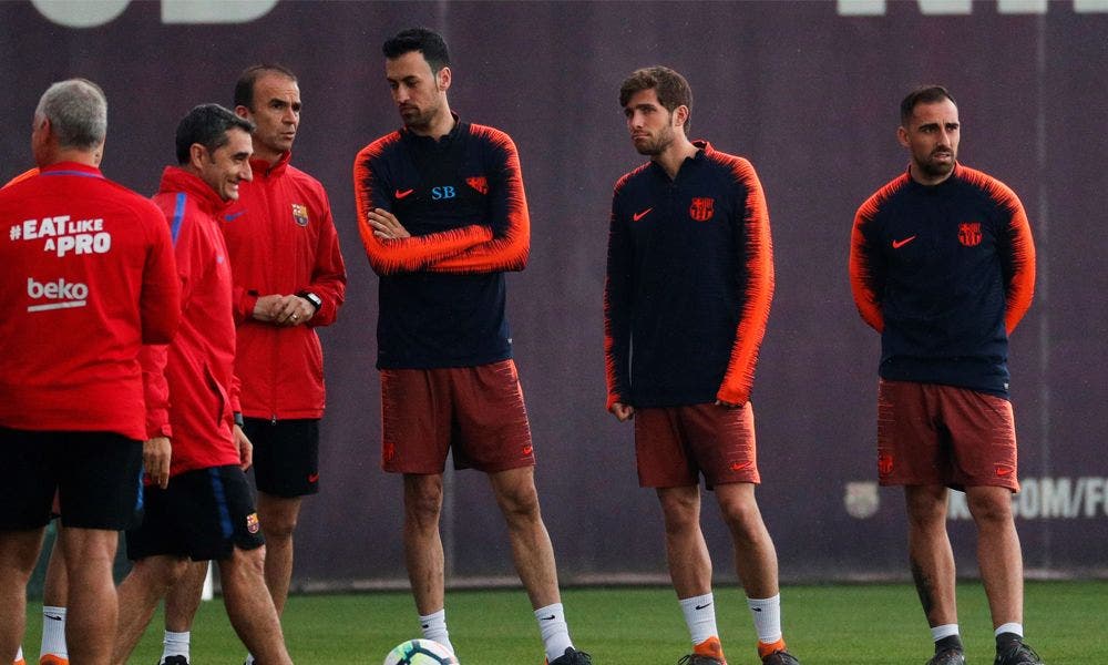 Valverde habla con Busquets, Sergi Roberto y Paco Alcácer en un entrenamiento del Barça | EFE
