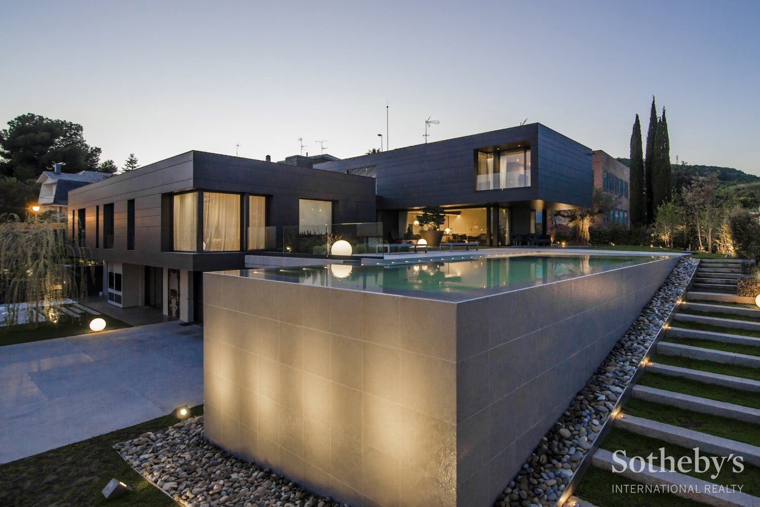 La casa de Arda Turan en Esplugues de Llobregat (Barcelona)  por la noche | Sotheby's