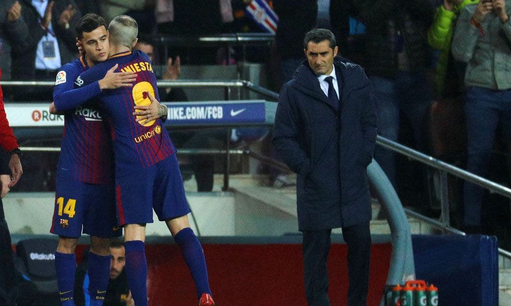 Iniesta abraza a Coutinho, su verdugo en el Barça | EFE
