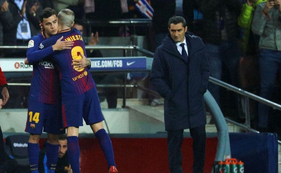 Iniesta abraza a Coutinho, su verdugo en el Barça | EFE