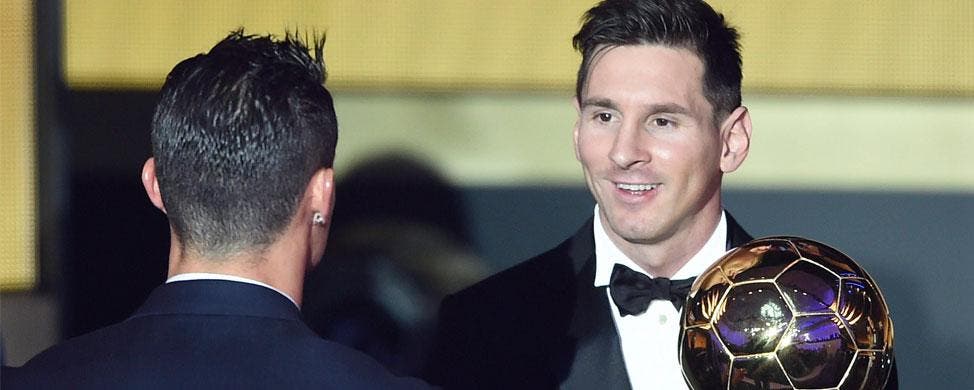 Leo Messi saluda a Cristiano Ronaldo tras recibir el quinto Balón de Oro | EFE