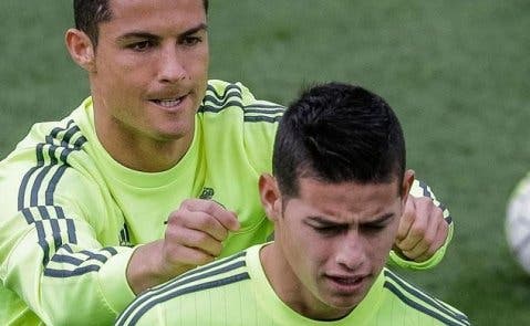 Cristiano Ronaldo bromea con James Rodríguez en un entrenamiento del Real Madrid | EFE