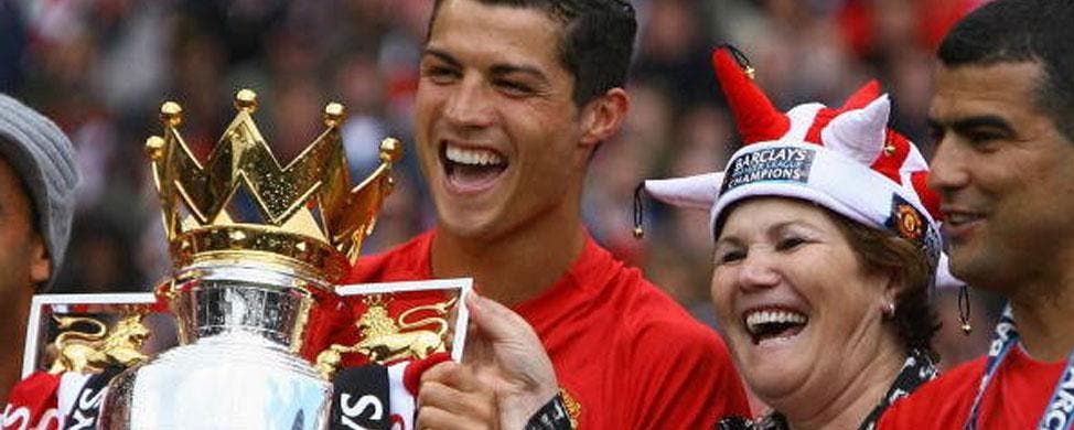 Cristiano Ronaldo celebra un título con su madre en su etapa en el Manchester United