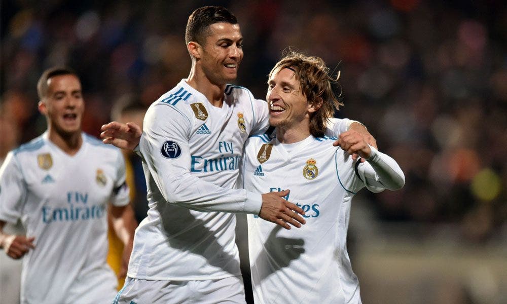 Cristiano Ronaldo y Luka Modric celebran los goles del Real Madrid al Apoel a espaldas de Lucas Vázquez | EFE