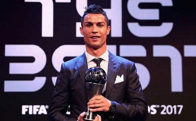 El Balón de Oro de Cristiano Ronaldo mete en un lío a 'France Football' | EFE