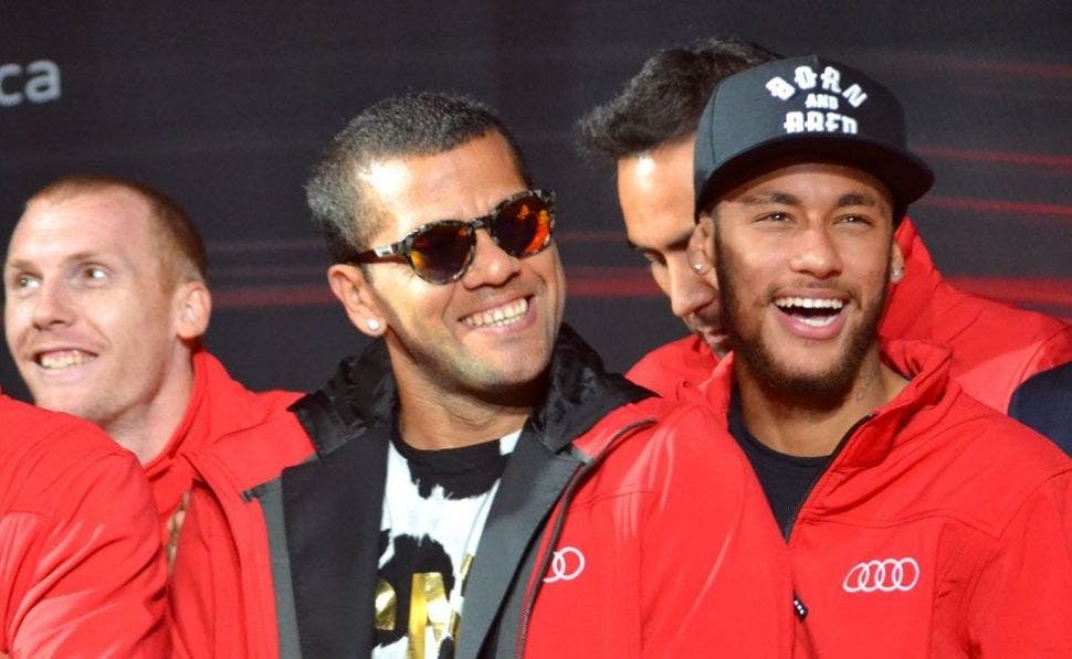 Neymar amenaza con irse al PSG junto a su amigo Dani Alves | V. Malo 