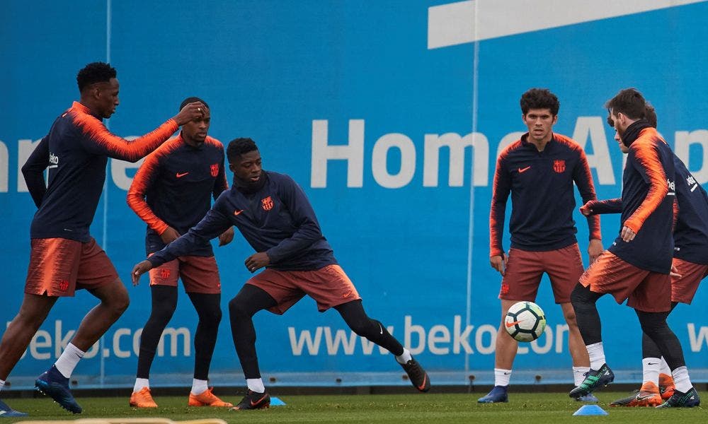 Dembelé participa en un rondo junto a sus compañeros del Barça / EFE
