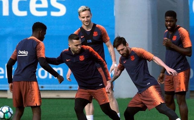 Dembelé se entrena junto a sus compañeros en la ciudad deportiva del Barça / EFE