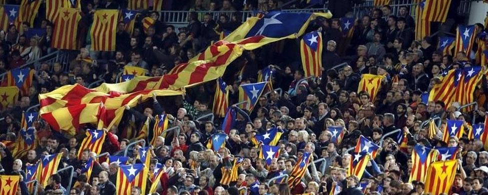 Esteladas desplegadas en un partido del F.C. Barcelona en la Champions. / Reuters