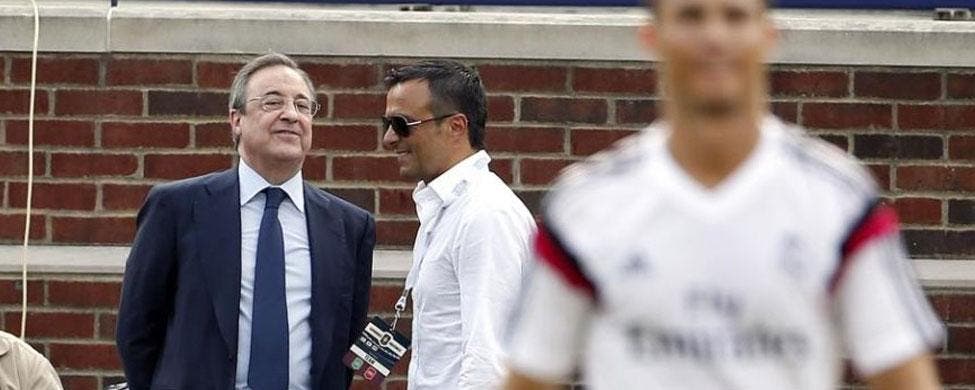 Florentino Pérez y Jorge Mendes dialogan, mientras el presidente blanco observa a Cristiano Ronaldo