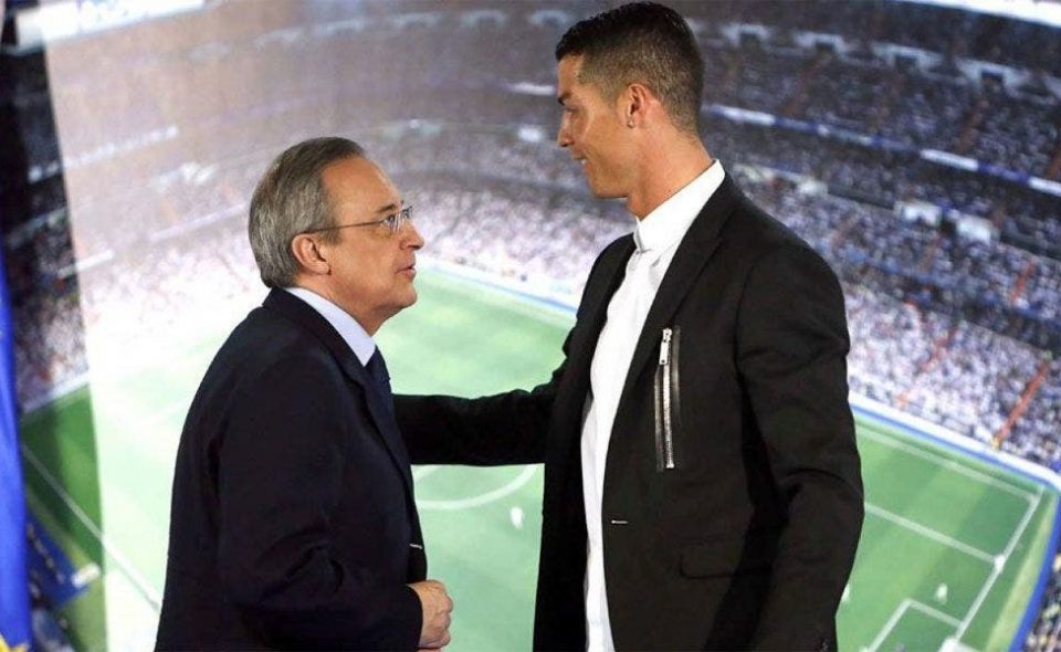 Noticia: Florentino Pérez pone en marcha el fichaje del verano: Cristiano Ronaldo está en la operación 1 Fotografía: Florentino Pérez pone en marcha el fichaje del verano: Cristiano Ronaldo está en la operación