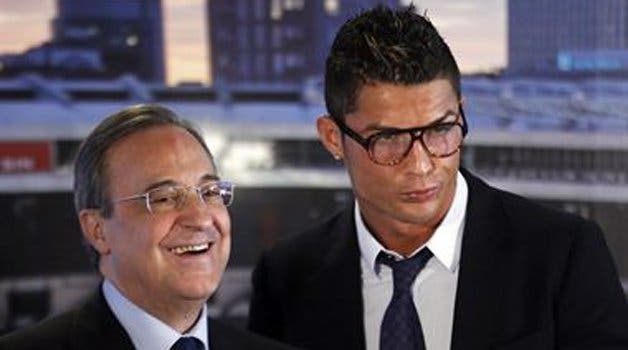 Cristiano, con gafas, posa junto a Florentino en el acto de renovación de su contrato