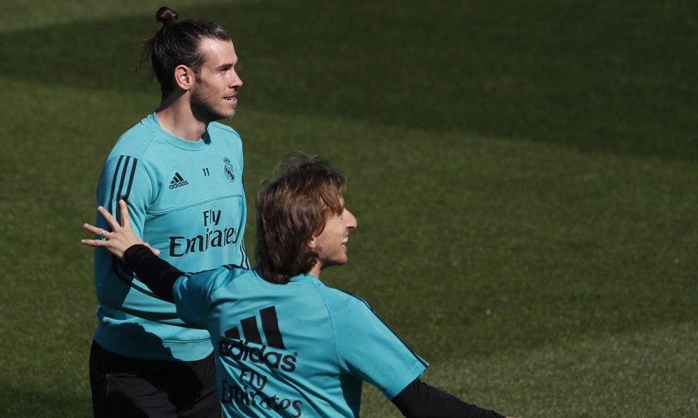 Gareth Bale y Luka Modric bromean durante el entrenamiento del Real Madrid / EFE