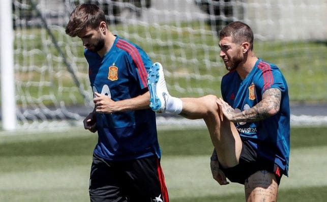 “Jugamos con diez”. Sergio Ramos calla. Y Piqué no quiere hablar (o el tema tabú en la Roja) | EFE