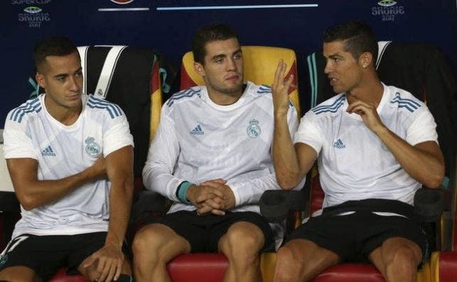 Lucas Vázquez charla con Kovacic y Cristiano Ronaldo en el banquillo del Real Madrid | EFE