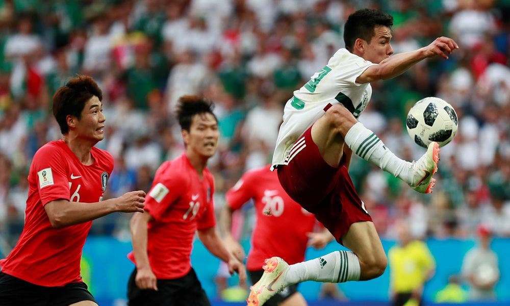 Hirving Lozano controla un balón en el partido de México frente a Corea del Su
