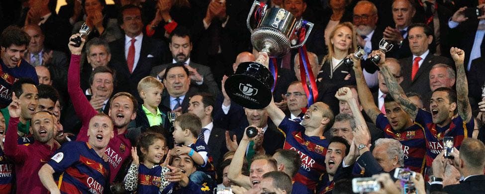 Andrés Iniesta levanta la 28ª Copa del Rey del FC Barcelona tras ganar al Sevilla (2-0) en el Calderón | EFE