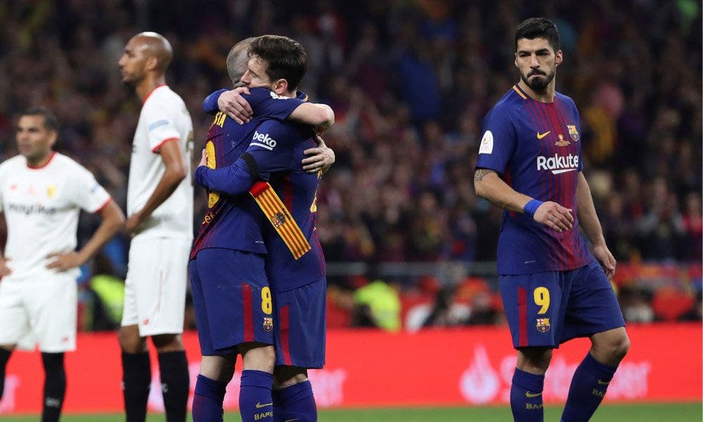 La despedida simbólica de Leo Messi y Andrés Iniesta de los terrenos de juego como compañeros en el Barça | EFE
