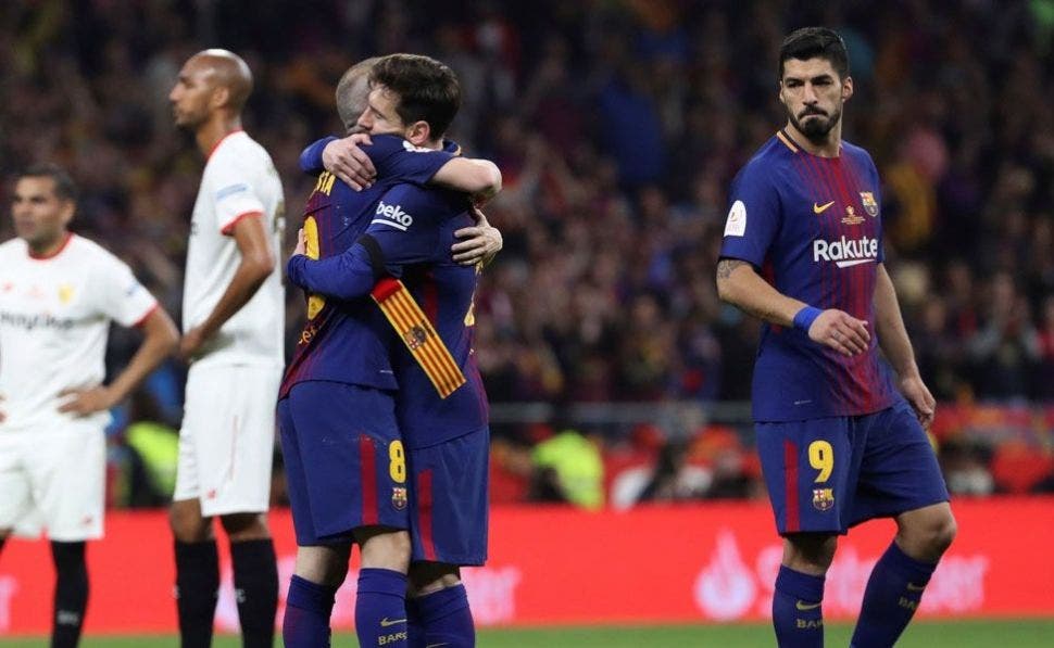 La despedida simbólica de Leo Messi y Andrés Iniesta de los terrenos de juego como compañeros en el Barça | EFE
