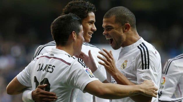 James (izquierda) celebra su gol con Varane (centro) y Pepe, ante el Espanyol / EFE