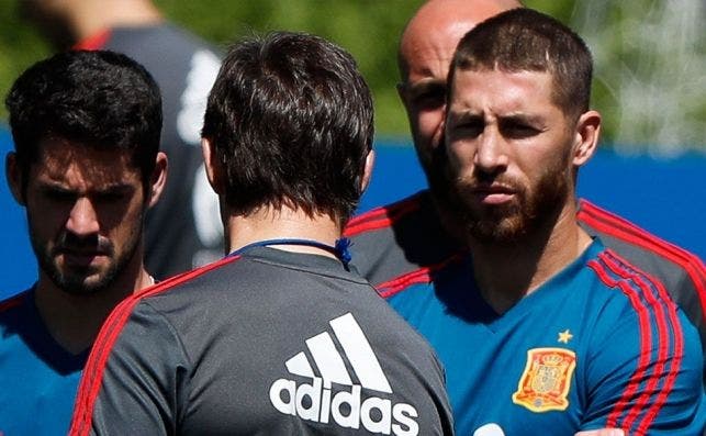 Piqué hace estallar a Sergio Ramos: “Si no lo coge lo mata” (o el lío más bestia en la Roja) | EFE