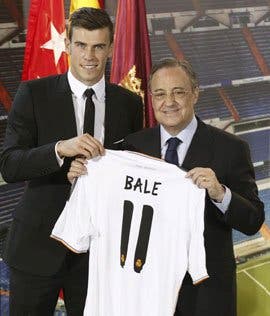 Gareth Bale y Florentino Pérez, en la presentación oficial del galés como nuevo jugador del Real Madrid | Archivo