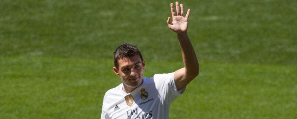 Mateo Kovacic saluda durante su pesentación como futbolista del Real Madrid | EFE