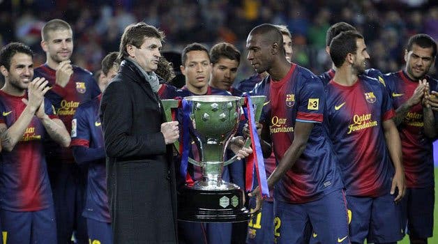 Tito Vilanova y Eric Abidal levantan la copa que acredita al Barça como campeón de Liga 2012-13 / Archivo