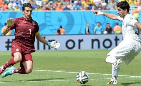 Luis Suárez remata ante Buffon en el Uruguay-Italia, del Mundial / EFE