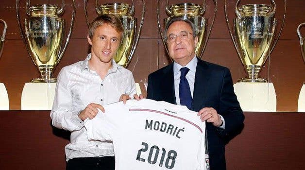Luka Modric posa con Florentino Pérez